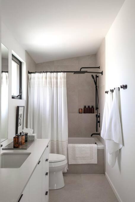 Casa Bramble Luxury 2Bed Suite Near Uofa Hospital Edmonton Ngoại thất bức ảnh