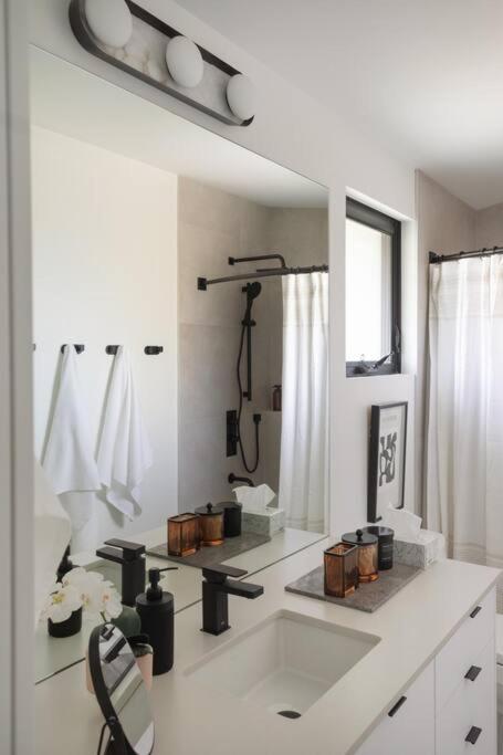 Casa Bramble Luxury 2Bed Suite Near Uofa Hospital Edmonton Ngoại thất bức ảnh
